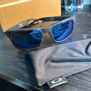 🔥OAKLEY MENS SUNGLASSES WITH POUCH